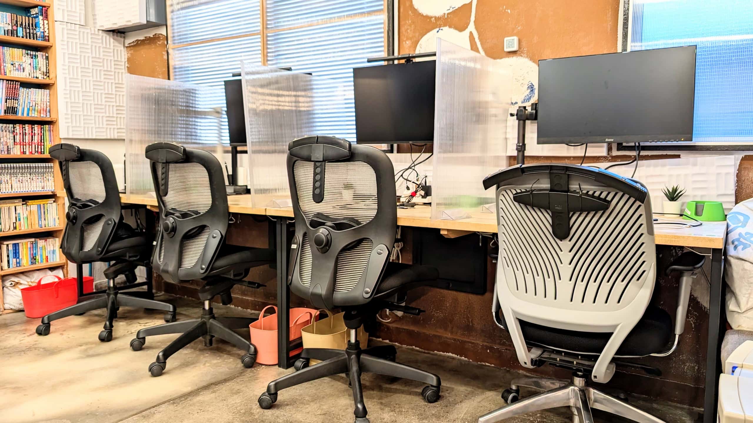 横浜駅近くのコワーキング「タネマキ」窓際席の風景